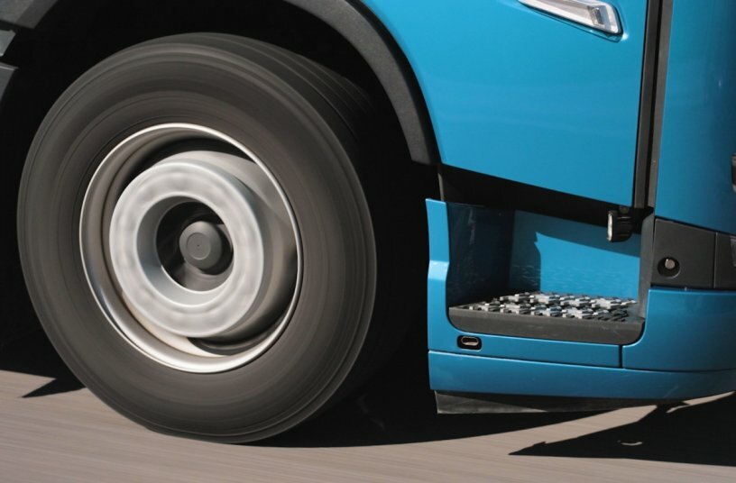 Mit dem Ziel, die Sicherheit von allen Verkehrsteilnehmenden zu erhöhen, egal ob zu Fuß, auf dem Rad, im Pkw oder Lkw, führt VolvoTrucks jetzt eine Reihe neuer Sicherheitssysteme für seine Fahrzeuge ein.<br>BILDQUELLE: Volvo Trucks