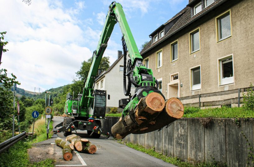 Thanks to the attached grapple saw, the tree care handler was able to precisely secure each section of the tree, cut it, and bring it safely to the ground.<br>IMAGE SOURCE: Sennebogen