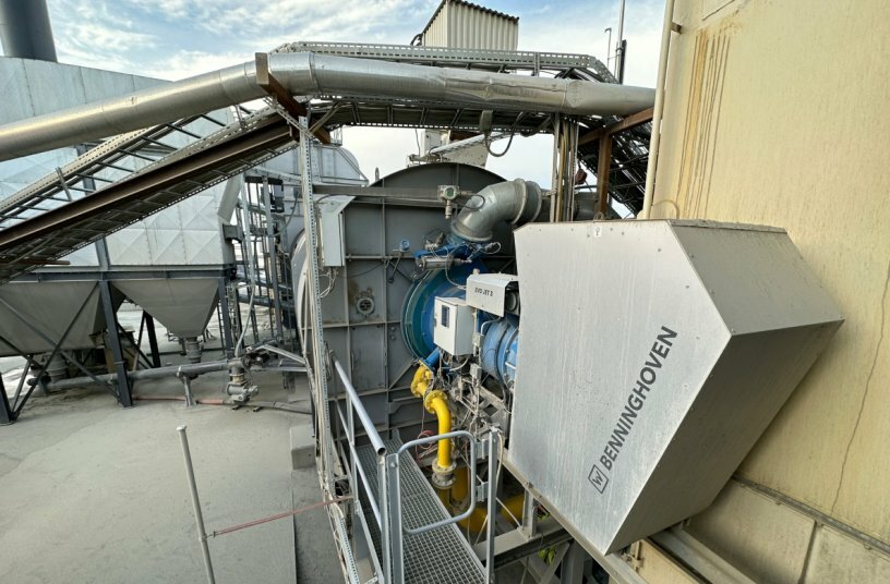 Successful commissioning of the Benninghoven burner at the customer site. Several thousand tons of asphalt have already been produced with hydrogen as the energy source, without emissions.<br>IMAGE SOURCE: WIRTGEN GROUP