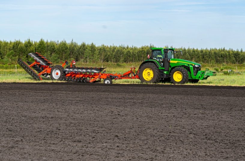 Erleben Sie eine neue Dimension des Pflügens mit dem Aufsattelpflug MULTI-CHALLENGER XT<br>BILDQUELLE: KUHN-HUARD SAS