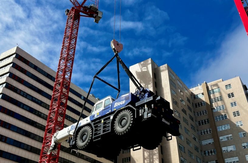 The cranes even lowered a mobile crane weighing approximately 38 tons into the basement level.<br>IMAGE SOURCE: © Herrero Boldt Webcor