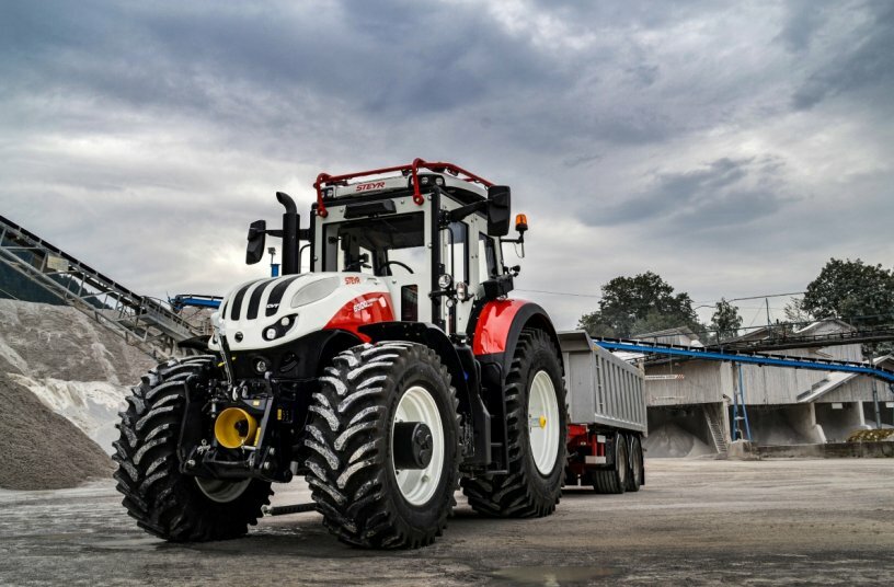 STEYR® shows tractors’ military capabilities at German fair<br>IMAGE SOURCE: STEYR
