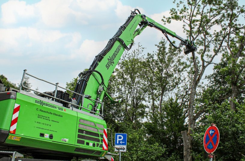 The 21 m reach of the tree care handler allows the operator to carry out all work entirely from the ground.<br>IMAGE SOURCE: Sennebogen