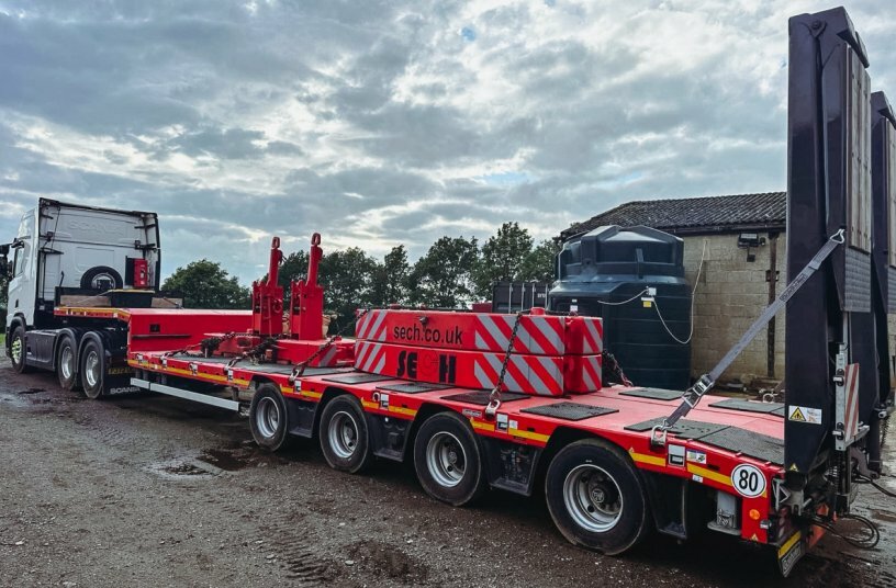 The first forced-steered version of the »STEPSTAR« on the roads of the UK.<br>IMAGE SOURCE: Goldhofer AG