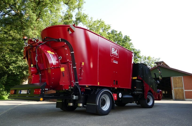 A powerful combination: The high-performance V-COMFORT Turbo straw blowers can now be fitted to the BvL V-MIX Drive self-ropelled mixer wagons. <br>IMAGE SOURCE: Bernard van Lengerich Maschinenfabrik GmbH & Co. KG