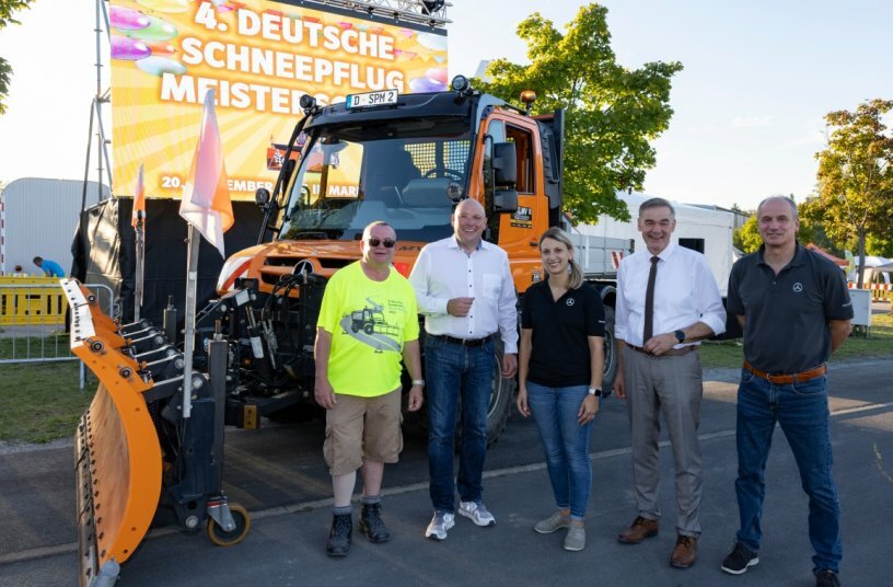 Unimog in the spotlight at the 4th German Snow Plow Championship: f.l.t.r. Roland Sommer (Construction yard manager of city arktredwitz), mayor Oliver Weigel, Katharina Völckel (Daimler Truck AG), county administrator Peter Berek, Thorsten Heinzelmann (Daimler Truck AG)<br>IMAGE SOURCE: Daimler Truck AG