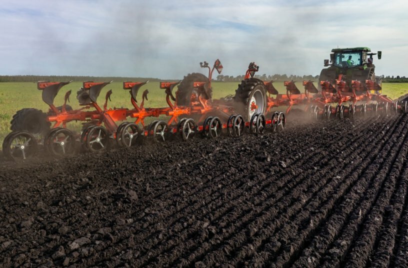 Enter a new dimension with the KUHN MULTI-CHALLENGER XT semi-mounted plough<br>IMAGE SOURCE: KUHN-HUARD SAS
