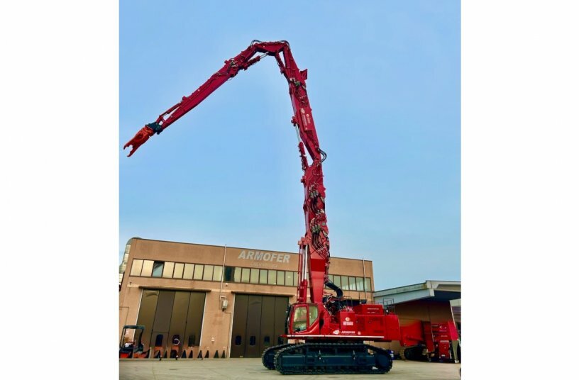 KOBELCO SK1300DLC<br>IMAGE SOURCE: KOBELCO Construction Machinery Europe B.V. (KCME)