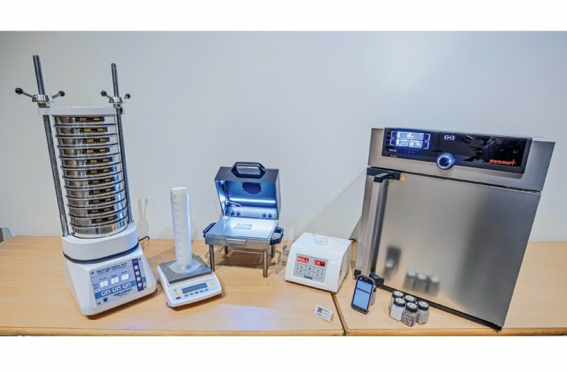 Laboranalysen – etwa durch postalischen Versand einer 5-kg-Düngerprobe zum Hersteller des Düngerstreuers – dauern länger und sind international kaum realisierbar.<br>BILDQUELLE: AMAZONEN-WERKE H. DREYER SE & Co. KG