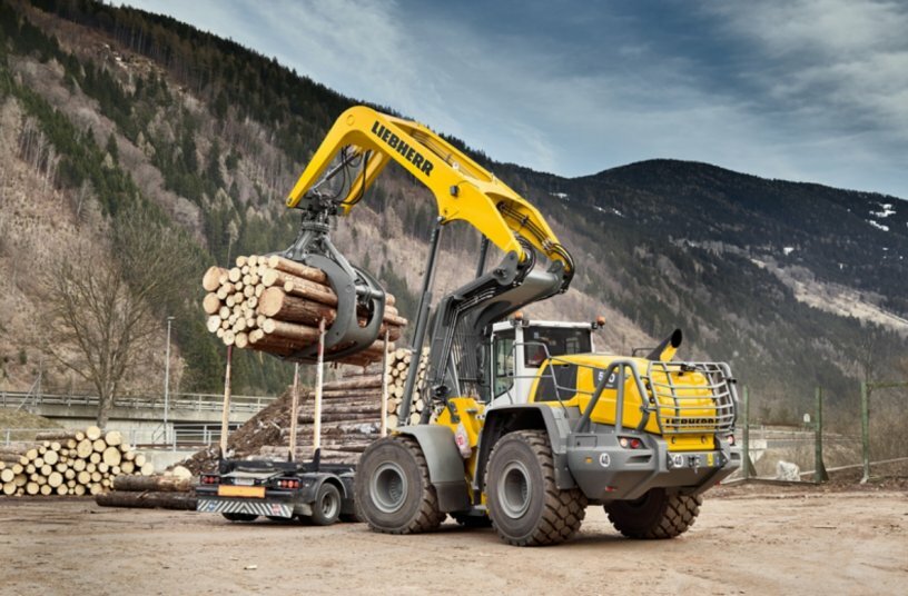 The Liebherr L 580 LogHandler XPower® loads logs onto a truck.<br>IMAGE SOURCE: Liebherr-International Deutschland GmbH