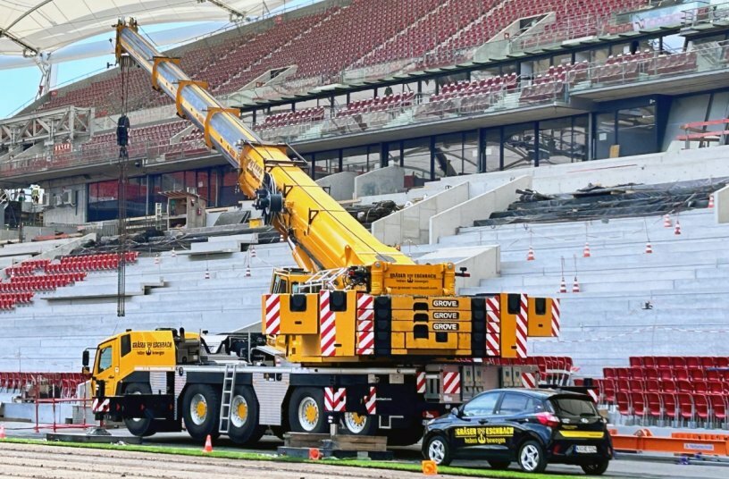 Grove GMK5250XL-1 extends helping hand to German soccer club VfB Stuttgart<br>IMAGE SOURCE: Manitowoc