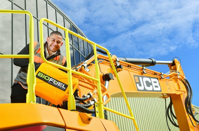 JCB Heavy Products Team Leader Heath Vanrooyen pictured today with a JCB 245XR tracked excavator – of the models which can use B100 biodiesel from June this year.<br>IMAGE SOURCE: JCB