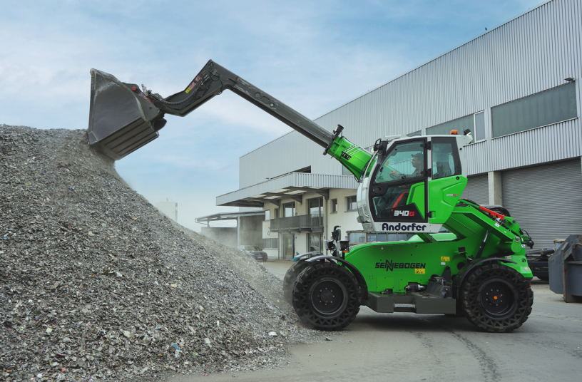 340 G’s standard reversible fan makes dusty conditions no problem.<br>IMAGE SOURCE: SENNEBOGEN MaschinenfabSENNEBOGEN Maschinenfabrik GmbHrik GmbH