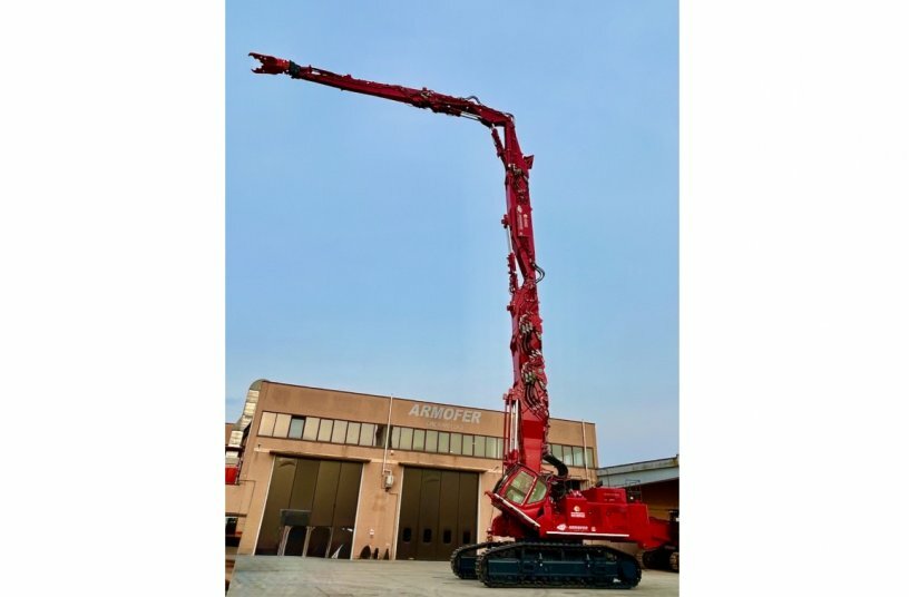 KOBELCO SK1300DLC<br>IMAGE SOURCE: KOBELCO Construction Machinery Europe B.V. (KCME)