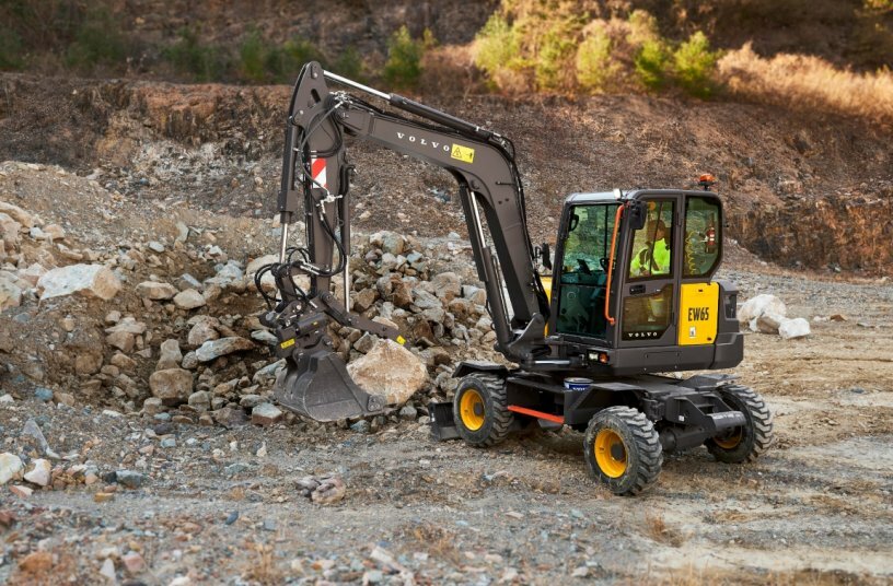 Der Mobilbagger EW65 tritt an die Stelle des bisherigen EW60E und verfügt unter anderem über mehr Hubkraft als zuvor.<br>BILDQUELLE: Volvo Construction Equipment