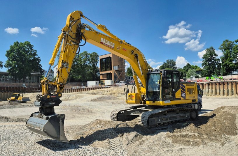 Blick auf die weitläufige Baustelle der TH Rosenheim: Hälbich setzt hier mehrere Komatsu-Maschinen koordiniert ein – Aushub, Transport und Flächengestaltung im Gleichschritt.<br>BILDQUELLE: KUHN Baumaschinen Deutschland GmbH