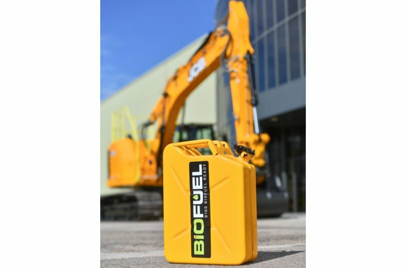 JCB Heavy Products Team Leader Heath Vanrooyen pictured today with a JCB 245XR tracked excavator – of the models which can use B100 biodiesel from June this year.<br>IMAGE SOURCE: JCB