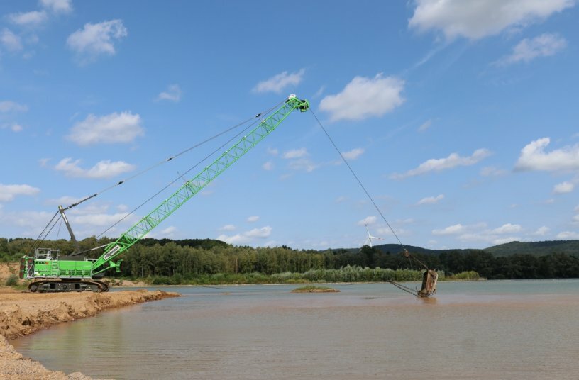 Der 29,9 m lange Gittermast-Ausleger erlaubt es, die Schleppschaufel weit vor der Maschine einzutauchen und hochzunehmen, sodass die Böschung möglichst lange stehenbleibt.<br>BILDQUELLE: Sennebogen