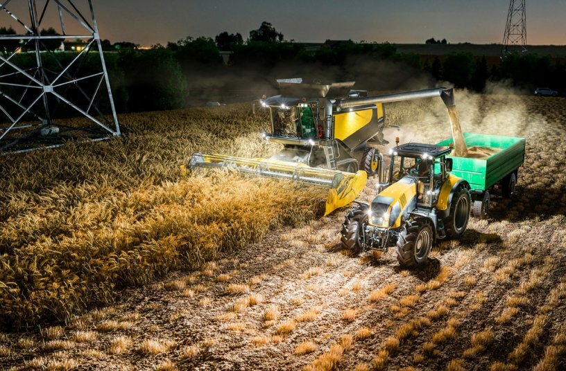 NightViu working lights increase safety and efficiency in the agricultural sector.<br>IMAGE SOURCE: Continental Automotive Technologies GmbH
