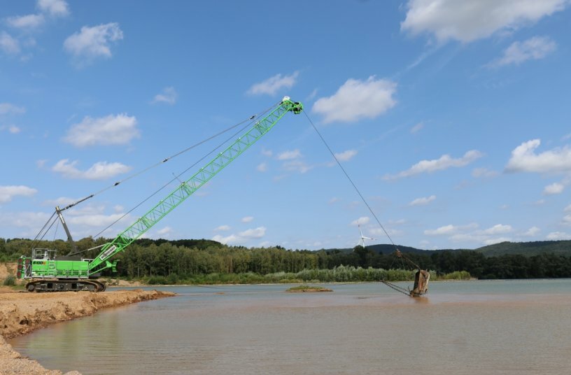 The 29.9 m long lattice boom allows the dragline bucket to be lowered and lifted well in front of the machine, ensuring that the embankment remains intact for as long as possible.<br>IMAGE SOURCE: Sennebogen