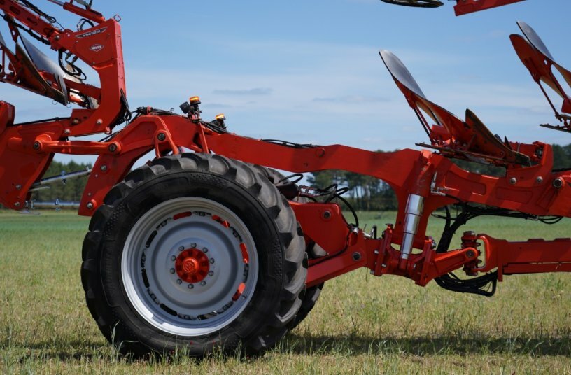 Enter a new dimension with the KUHN MULTI-CHALLENGER XT semi-mounted plough<br>IMAGE SOURCE: KUHN-HUARD SAS
