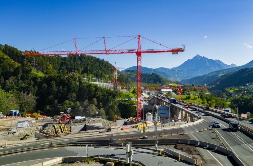 Working between gorge, traffic and high-voltage lines: The two WOLFF cranes will handle central lifting tasks during the dismantling of the existing Sill Bridge and its subsequent reconstruction.<br>IMAGE SOURCE: © Max Boschi