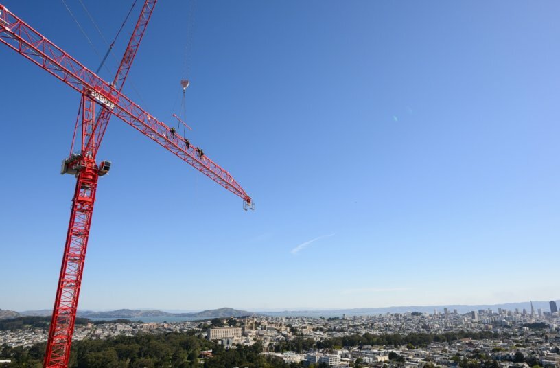 One WOLFF crane assembles the other - and will later dismantle it as well. In California, such a dismantling operation is permitted only under the strictest regulations and is considered highly unusual, requiring years of advance planning and regulatory approval.<br>IMAGE SOURCE: © Herrero Boldt Webcor