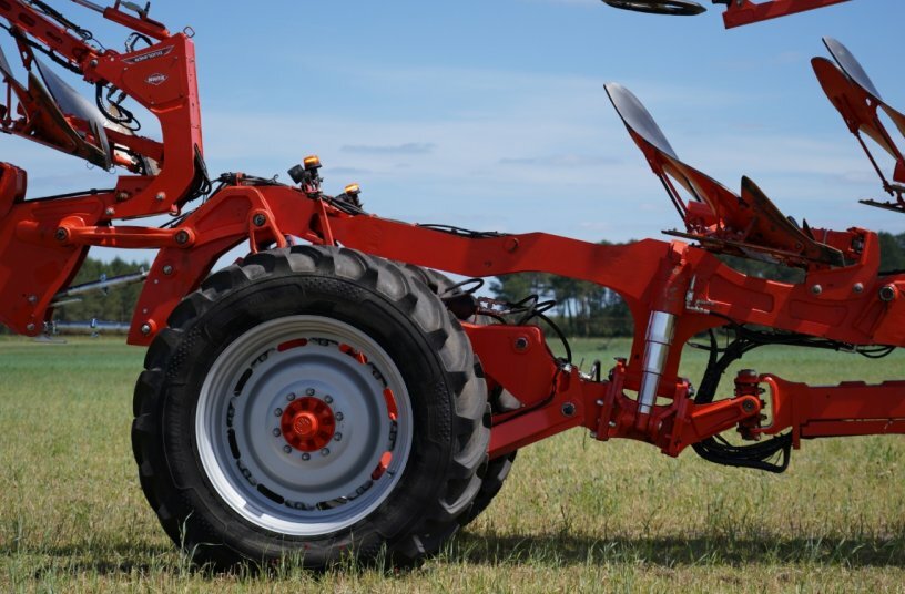 Erleben Sie eine neue Dimension des Pflügens mit dem Aufsattelpflug MULTI-CHALLENGER XT<br>BILDQUELLE: KUHN-HUARD SAS