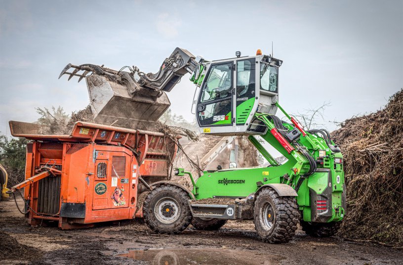 The telescopic loader 355 E offers an excellent view into the shredder's loading opening thanks to the elevating cab. <br> Image source: SENNEBOGEN Maschinenfabrik GmbH