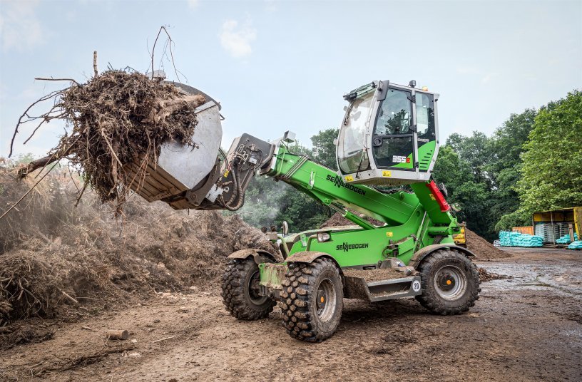During sorting work, the SENNEBOGEN telehandler with a fully loaded hold-down shovel winds its way through the confined space conditions at the composting plant. <br> Image source: SENNEBOGEN Maschinenfabrik GmbH