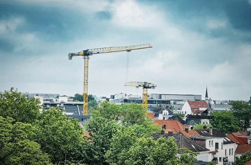 A 172 EC-B 8 and a 125 EC-B 6 from Hüffermann’s crane fleet were used in Oldenburg for the construction of a residential and commercial building.<br>IMAGE SOURCE: Hüffermann; Liebherr-Werk Biberach GmbH