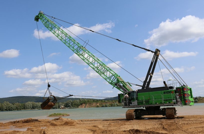 Thanks to its crawler undercarriage, the duty cycle crane can be used flexibly in multiple locations and for different tasks.<br>IMAGE SOURCE: Sennebogen