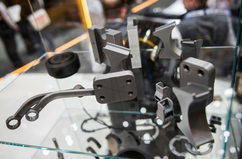Inmitten des gelben Eisens präsentierte die Abteilung STS besondere Werkzeuge und Bauteile aus dem 3D-Drucker auf der bauma.<br>BILDQUELLE: Zeppelin Baumaschinen GmbH