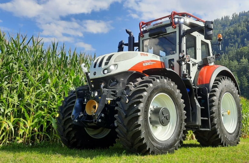 STEYR® shows tractors' military capabilities at German fair