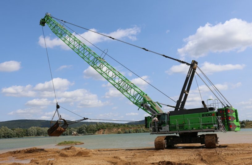 Durch den Raupenunterwagen kann der Seilbagger flexibel an mehreren Orten und für unterschiedliche Tätigkeiten eingesetzt werden.<br>BILDQUELLE: Sennebogen