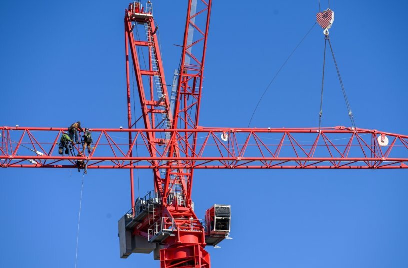 One WOLFF crane assembles the other - and will later dismantle it as well. In California, such a dismantling operation is permitted only under the strictest regulations and is considered highly unusual, requiring years of advance planning and regulatory approval.<br>IMAGE SOURCE: © Herrero Boldt Webcor