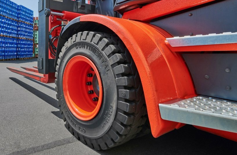 At Continental’s tire plant in Korbach, Hessen, recovered industrial carbon black (rCB) is being added to newly produced Super Elastic solid tires, thus reducing the use of fossil materials and cutting CO2 emissions.<br>IMAGE SOURCE: Continental