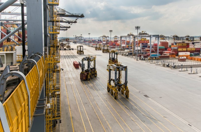 Kalmar straddle carriers in DP World London Gateway terminal<br>IMAGE SOURCE: Kalmar