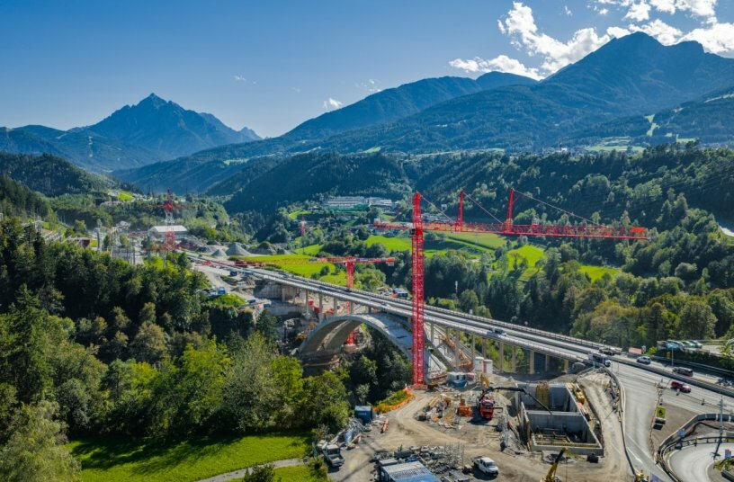 Working between gorge, traffic and high-voltage lines: The two WOLFF cranes will handle central lifting tasks during the dismantling of the existing Sill Bridge and its subsequent reconstruction.<br>IMAGE SOURCE: © Max Boschi