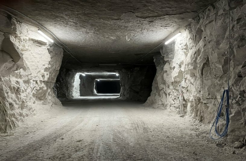 Wie ein großes Labyrinth durchziehen unzählige Gänge die Abbaustätte – sechs Meter breit und vier Meter hoch sind die unterirdischen Wege.<br>BILDQUELLE: Zeppelin Baumaschinen GmbH