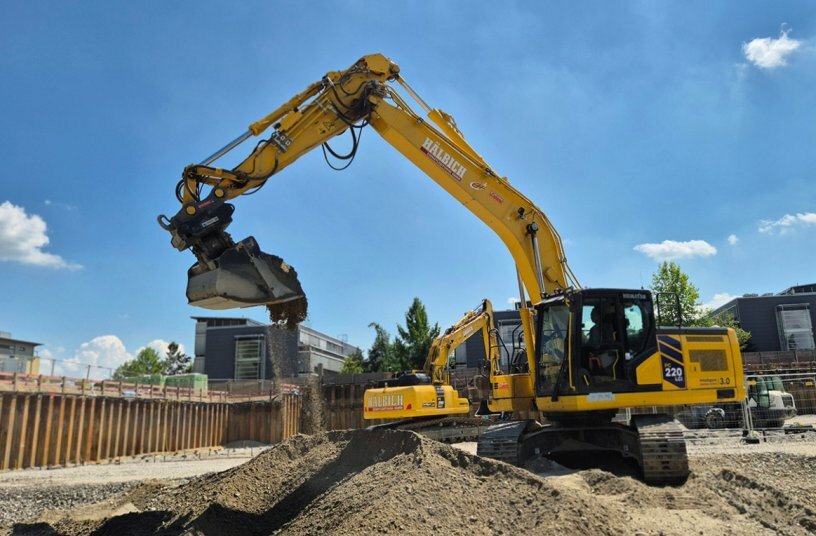 Zwei PC220LCi-12 von Hälbich im koordinierten Einsatz – Teamarbeit auf höchstem maschinellen Niveau für den Technologiepark der TH Rosenheim.<br>BILDQUELLE: KUHN Baumaschinen Deutschland GmbH