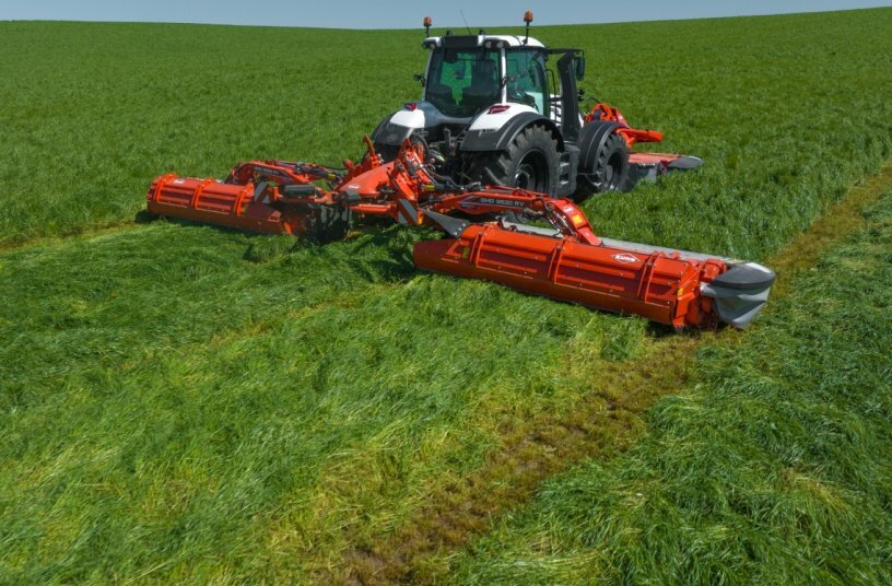 Disc mower with grouper featuring an auger GMD 9530 RV<br>IMAGE SOURCE: KUHN SAS