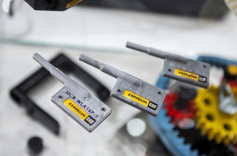 Hergestellt werden Bauteile und Werkzeuge für Cat Baumaschinen aus Filamenten, sprich thermoplastische Kunststoffe, die teilweise auch feinste Carbon- oder Glasfasern enthalten können.<br>BILDQUELLE: Zeppelin Baumaschinen GmbH