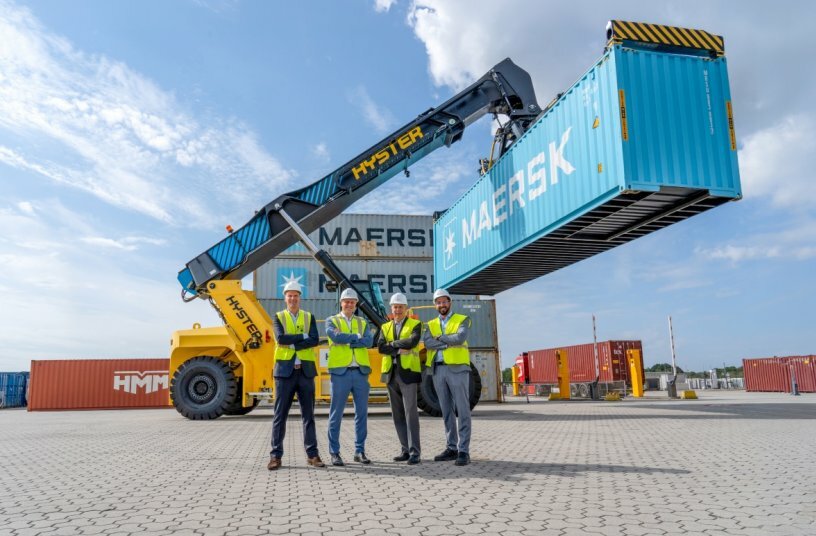 Hyster battery-powered electric ReachStacker<br>IMAGE SOURCE: Hyster