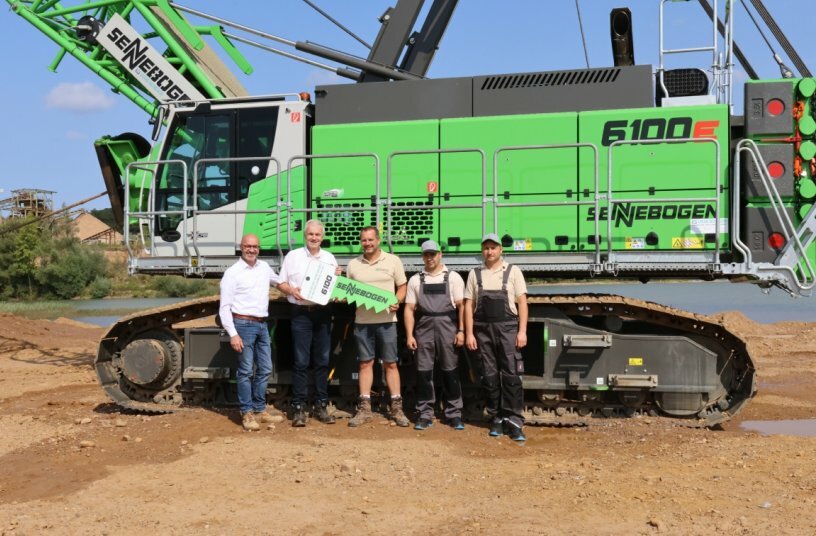 Gute Zusammenarbeit bei einem tollen Projekt (v.l.n.r.): Dirk von der Lieth (SENNEBOGEN), Klaus Bräutigam (Louis Scheuch), Geschäftsführer Henrik Franke sowie die Maschinenfahrer Yury Starodub und Alexander Tschernischow (Kiesgrube Bokshorn).<br>BILDQUELLE: Sennebogen