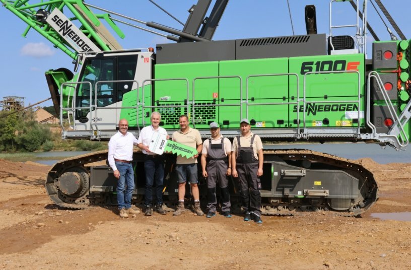 Great teamwork on a fantastic project (from left to right): Dirk von der Lieth (SENNEBOGEN), Klaus Bräutigam (Louis Scheuch), Managing Director Henrik Franke, and machine operators Yury Starodub and Alexander Tschernischow (Bokshorn gravel pit).<br>IMAGE SOURCE: Sennebogen