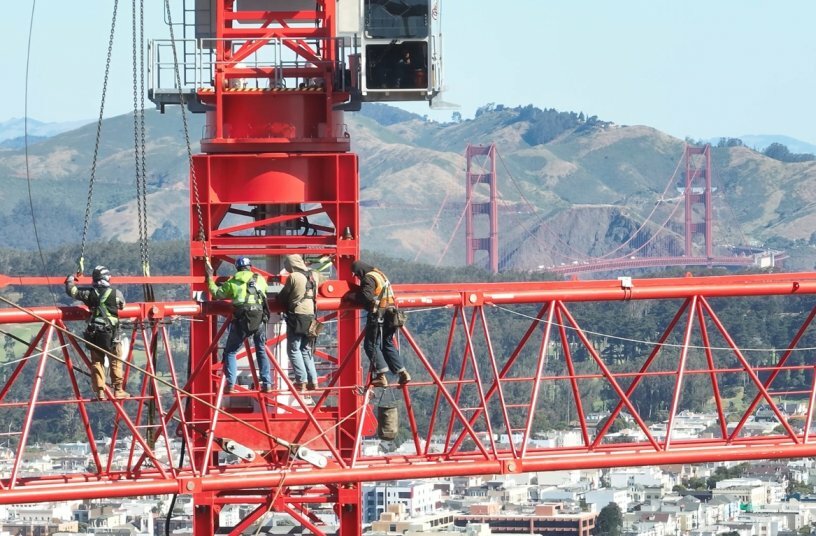 One WOLFF crane assembles the other - and will later dismantle it as well. In California, such a dismantling operation is permitted only under the strictest regulations and is considered highly unusual, requiring years of advance planning and regulatory approval.<br>IMAGE SOURCE: © Herrero Boldt Webcor