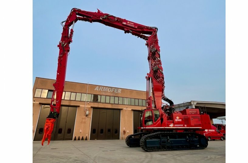 KOBELCO SK1300DLC<br>IMAGE SOURCE: KOBELCO Construction Machinery Europe B.V. (KCME)