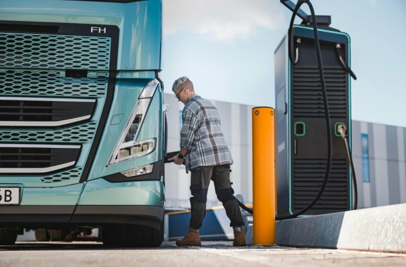 Volvo electric truck charging<br>IMAGE SOURCE: Volvo Trucks