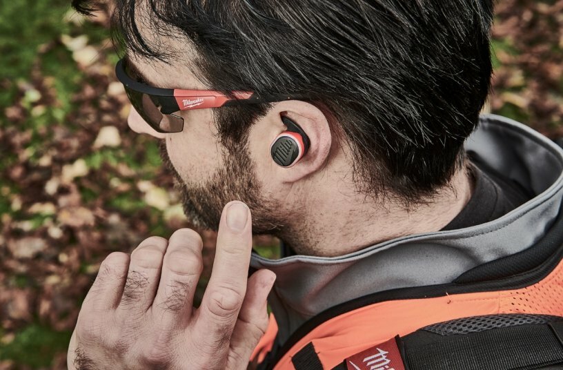 Austauschbare Einsätze und zusätzliche Ohrflügel sorgen für Tragekomfort und sicheren Halt in der Ohrmuschel. Die Bedienung erfolgt über Antippen.<br>BILDQUELLE: Milwaukee